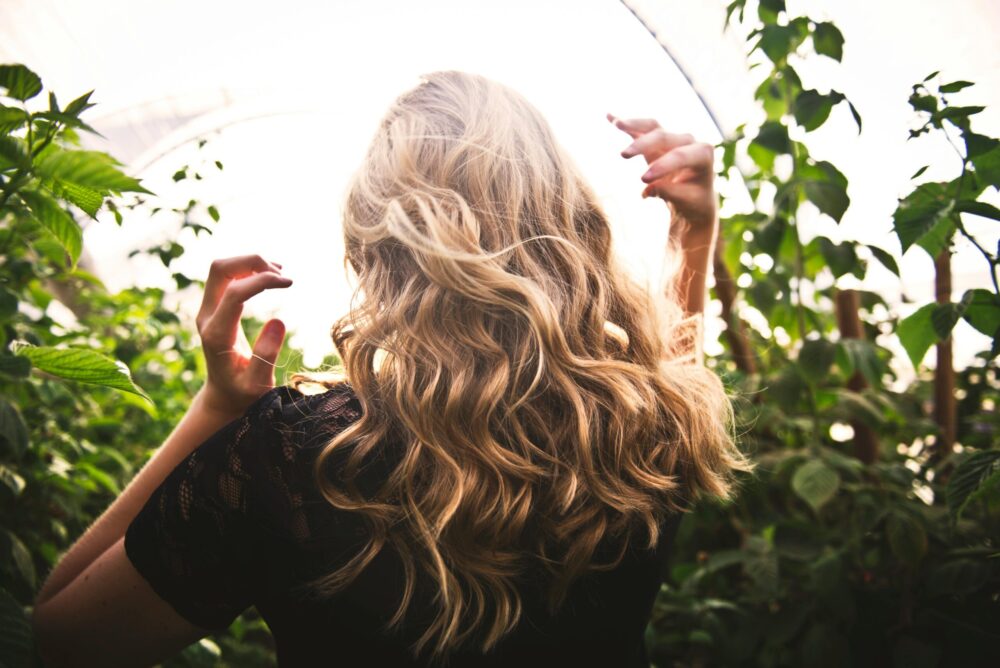 lady using thermal ceramic rollers for perfect curls